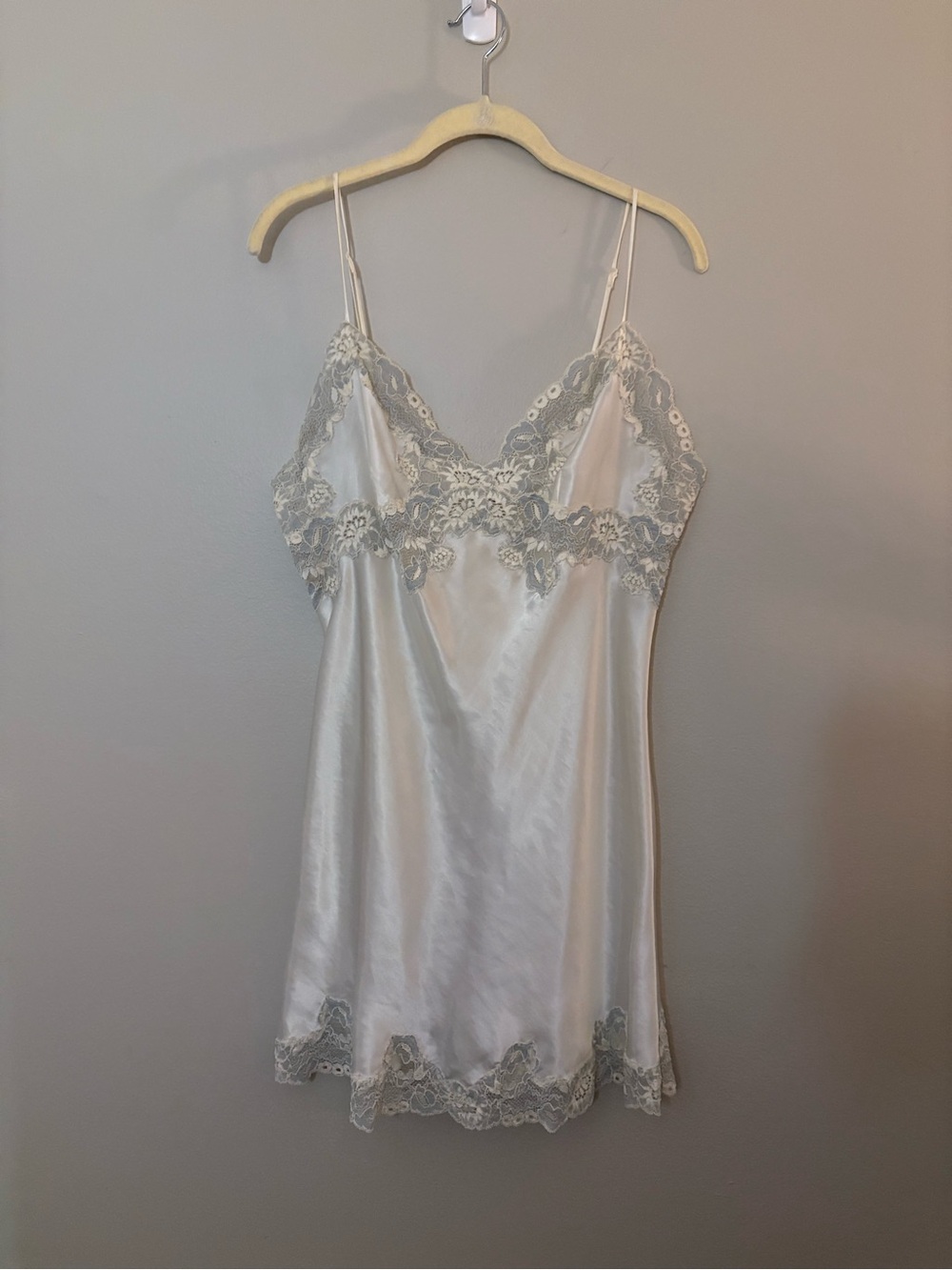 Vtg Victoria's Secret White Satin Lace-Trim Slip Chemise